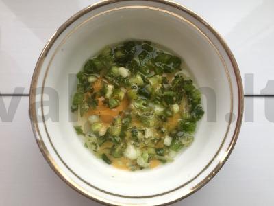 Kiaušiniai su pomidorais ir žaliaisiais svogūnais Žingsnis 2