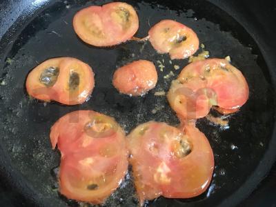 Kiaušiniai su pomidorais ir žaliaisiais svogūnais Žingsnis 3