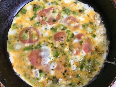 Kiaušiniai su pomidorais ir žaliaisiais svogūnais Žingsnis 4