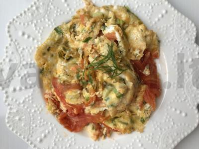 Kiaušiniai su pomidorais ir žaliaisiais svogūnais pagrindine nuotrauka