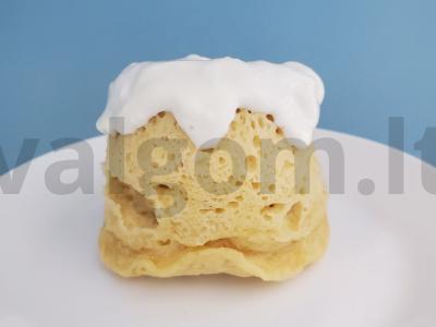 Vanilinis keksiukas mikrobangų krosnelėje. pagrindine nuotrauka