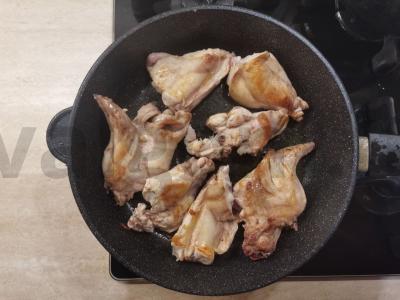 Troškinta triušiena su daržovėmis ir itališkomis žolelėmis Žingsnis 1