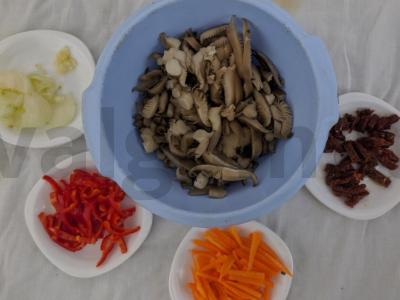 Troškinti ryžiai su grybais ir jalapeño paprikomis Žingsnis 1