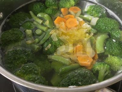 Kreminė sriuba su brokoliais ir šparaginėmis pupelėmis Žingsnis 3