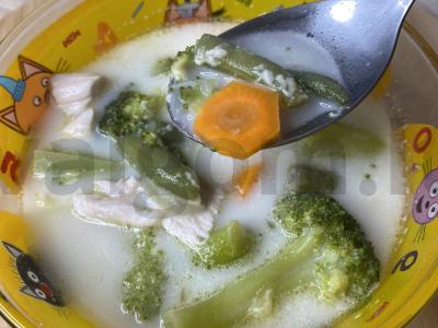 Kreminė sriuba su brokoliais ir šparaginėmis pupelėmis pagrindine nuotrauka