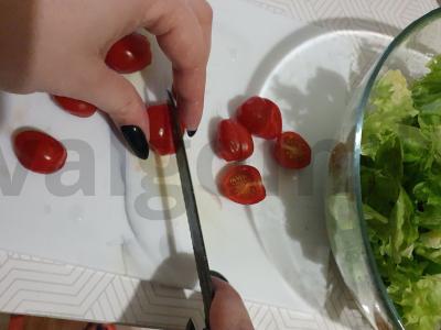 Salotos su fetos sūriu, vyšniniais pomidorais ir pesto padažu Žingsnis 2