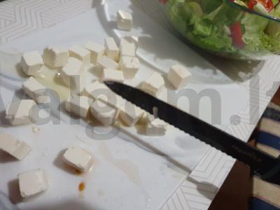 Salotos su fetos sūriu, vyšniniais pomidorais ir pesto padažu Žingsnis 3