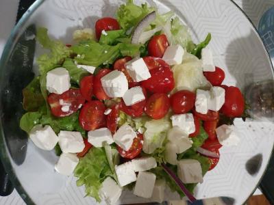 Salotos su fetos sūriu, vyšniniais pomidorais ir pesto padažu Žingsnis 4