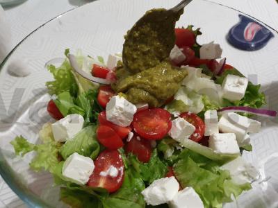 Salotos su fetos sūriu, vyšniniais pomidorais ir pesto padažu Žingsnis 5