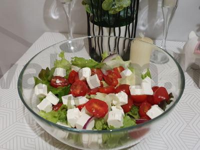 Salotos su fetos sūriu, vyšniniais pomidorais ir pesto padažu pagrindine nuotrauka