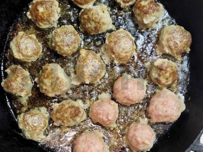 Mėsos kukuliai pomidorų padaže Žingsnis 1