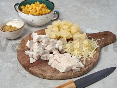Salotos su kukurūzais ir konservuotais ananasais Žingsnis 1