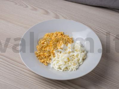 Greitos salotos su konservuota žuvimi ir grybais Žingsnis 2