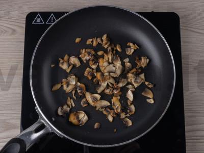 Greitos salotos su konservuota žuvimi ir grybais Žingsnis 4