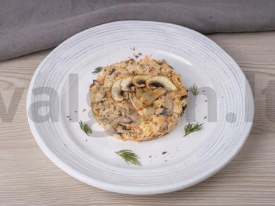 Greitos salotos su konservuota žuvimi ir grybais pagrindine nuotrauka