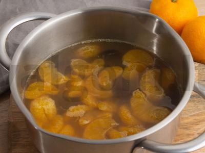 Mandarinų kompotas su džiovintais vaisiais ir cukranendrių cukrumi Žingsnis 3