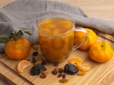 Mandarinų kompotas su džiovintais vaisiais ir cukranendrių cukrumi pagrindine nuotrauka
