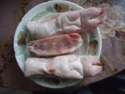 Naminiai kiaulienos cholodetai su petražolėmis Žingsnis 1