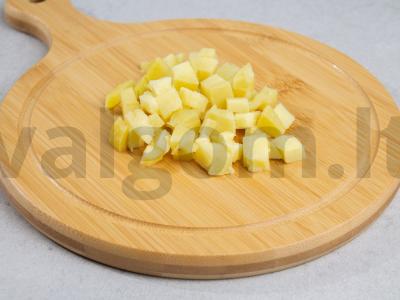 Pasninko salotos su konservuota žuvimi ir žaliaisiais svogūnais Žingsnis 1