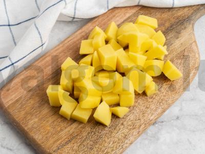 Troškinys folijoje su bulvėmis, šparaginėmis pupelėmis, baklažanais ir pomidorų pasta Žingsnis 1