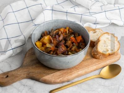 Troškinys folijoje su bulvėmis, šparaginėmis pupelėmis, baklažanais ir pomidorų pasta pagrindine nuotrauka