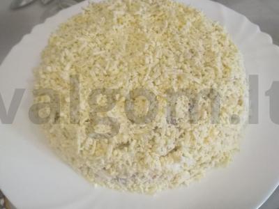Mimozos salotos su tuno gabalėliais pagrindine nuotrauka