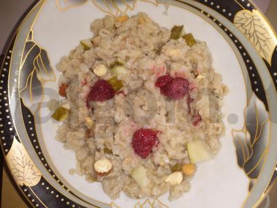 Avižiniai dribsniai su kriauše ir riešutais pagrindine nuotrauka