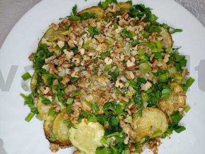 Originalios cukinijų salotos su riešutais Žingsnis 3