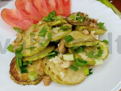 Originalios cukinijų salotos su riešutais pagrindine nuotrauka