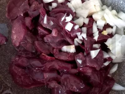 Švelnios vištienos kepenėlės su svogūnais ir morkomis Žingsnis 1