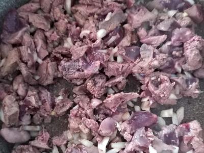 Švelnios vištienos kepenėlės su svogūnais ir morkomis Žingsnis 2