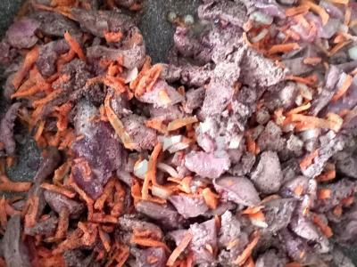 Švelnios vištienos kepenėlės su svogūnais ir morkomis Žingsnis 4