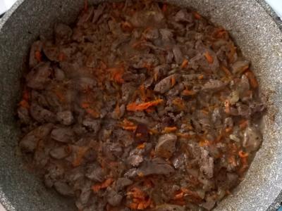 Švelnios vištienos kepenėlės su svogūnais ir morkomis Žingsnis 7