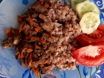 Švelnios vištienos kepenėlės su svogūnais ir morkomis pagrindine nuotrauka