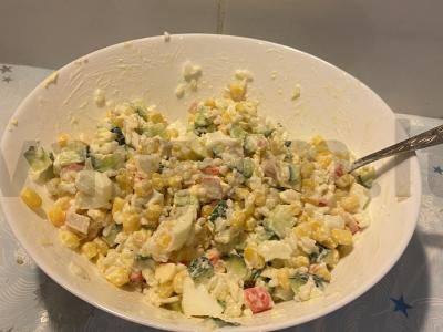 Krabų salotos pietums ir vakarienei pagrindine nuotrauka