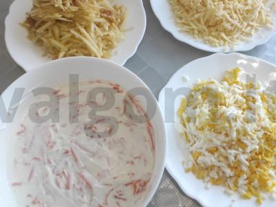 Mėgėjiškos salotos su morkomis, sūriu ir obuoliu Žingsnis 2