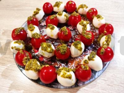 Caprese su anakardžių pesto padažu pagrindine nuotrauka