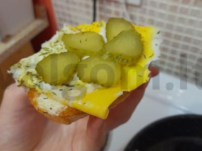 Rytinis sumuštinis su keptu kiaušiniu ir marinuotu agurku Žingsnis 6