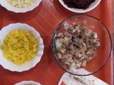 Silkė po kailinėmis salotomis yra puiki. Žingsnis 2