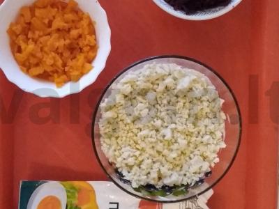 Silkė po kailinėmis salotomis yra puiki. Žingsnis 3