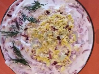 Silkė po kailinėmis salotomis yra puiki. pagrindine nuotrauka