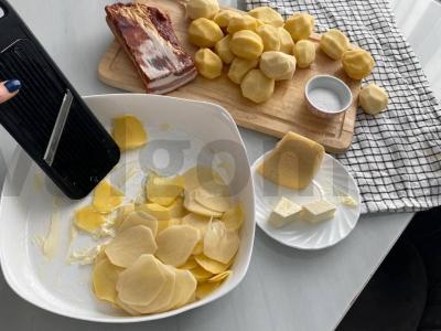 Švelnios bulvės su šonine ir sūriu orkaitėje Žingsnis 1