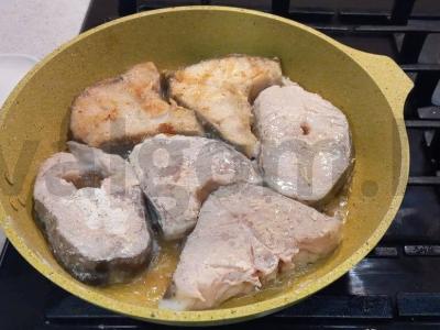 Menkės marinatas su kečupu ir petražolėmis Žingsnis 1