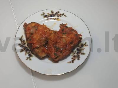 Menkės marinatas su kečupu ir petražolėmis pagrindine nuotrauka