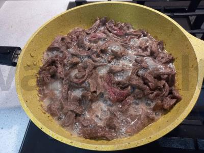 Sultingas jautienos stroganovas su grybais Žingsnis 1