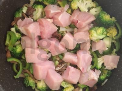 Greitai troškinta vištienos filė su daržovėmis ir sūriu Žingsnis 1