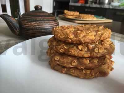 Avižiniai sausainiai su bananais ir obuoliais pagrindine nuotrauka