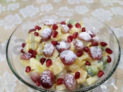 Skanios ir sveikos vaisių salotos pagrindine nuotrauka