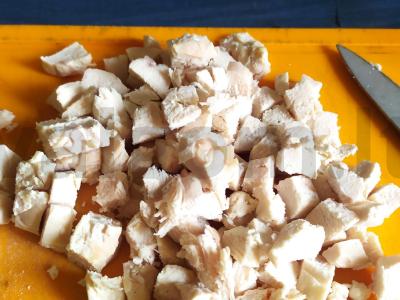 Salotos "New Year's Caprice" su vištienos filė, ananasais ir sūriu Žingsnis 1