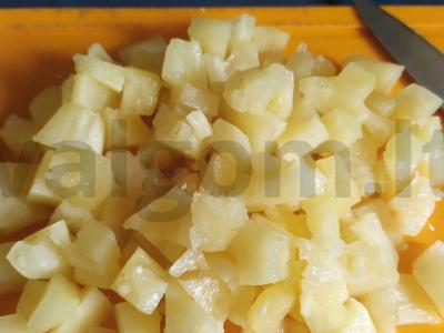 Salotos "New Year's Caprice" su vištienos filė, ananasais ir sūriu Žingsnis 2